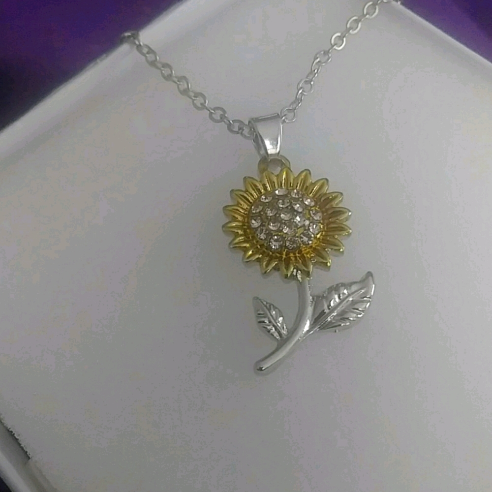 New!!! Adorable sunflower pendant on 18 inch chain